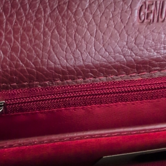 Leather Croc-Embossd Wallet - Picture 6 of 8